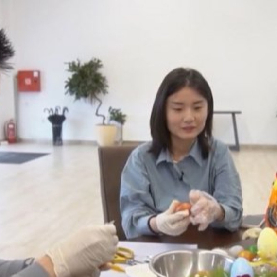 Mladi kineski par u Boru prihvatio je srpske tradicionalne običaje za Vaskrs; farbaju jaja, a Iđe je dobila ime Iskra (VIDEO)