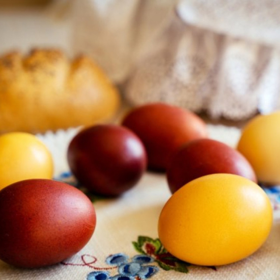 4 prirodne boje za farbanje jaja: Obojite ih namirnicama koje već IMATE KOD KUĆE