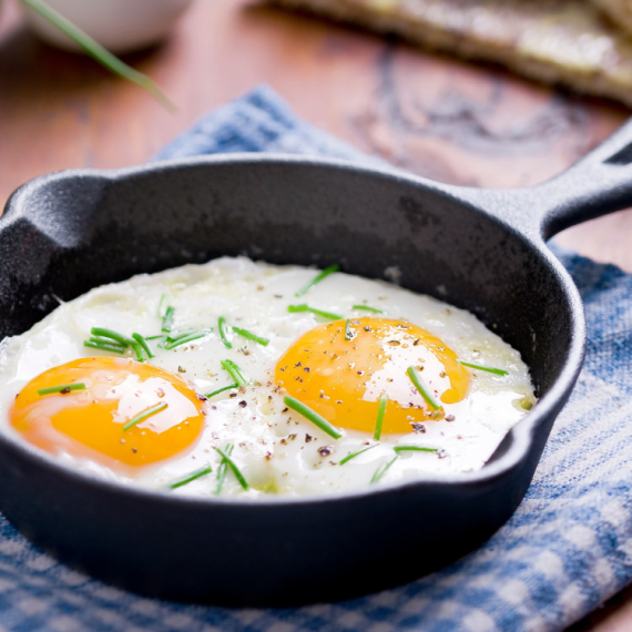 Uvek ćete praviti jaja na OVAJ način! Dodajte im 2 sastojka koja sigurno već imate kod kuće i uživajte u SOČNIM zalogajima (VIDEO)