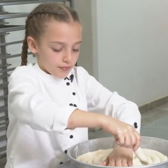 Lena je najmlađa pekarka u Srbiji! Ima samo 9 godina, a već razvlači kore, pravi savijače - od roditelja je učila tajne zanata (VIDEO)