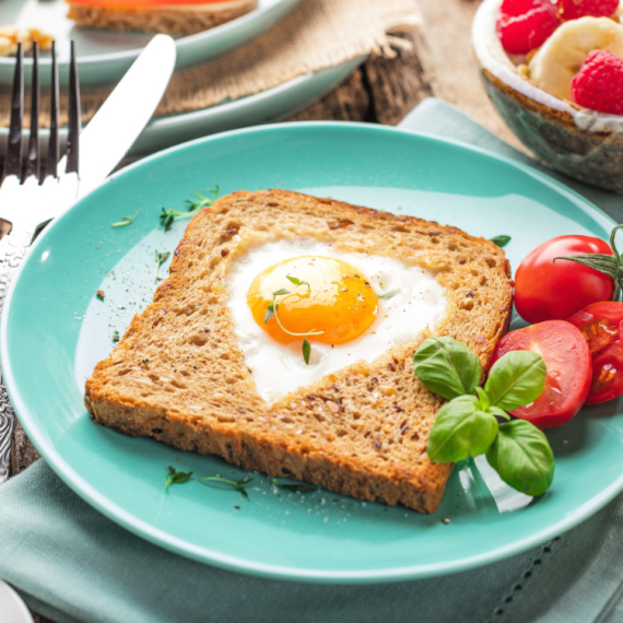 Doručak spreman za 3 minuta! Jaja u tostu će oduševiti sve ukućane (VIDEO)