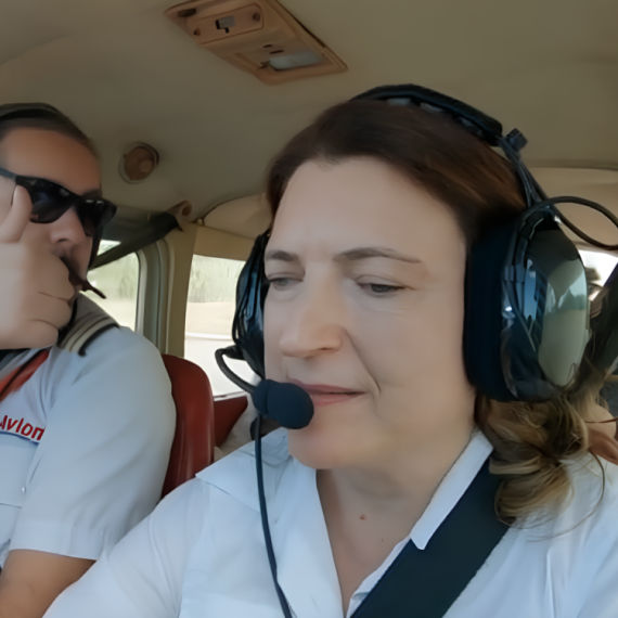 Sabrina je prva SLEPA PILOTKINJA na svetu: Upravlja avionom iako nema punu PILOTSKU DOZVOLU, a za nju važe POSEBNA PRAVILA! (VIDEO)