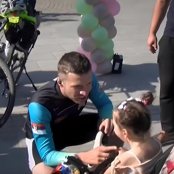 Milan vozio bicikl 1500km da pomogne devojčici koju ne poznaje! Njihov prvi susret tera SUZE NA OČI! “Ti nisi čovek, ti si ljudina” (VIDEO)