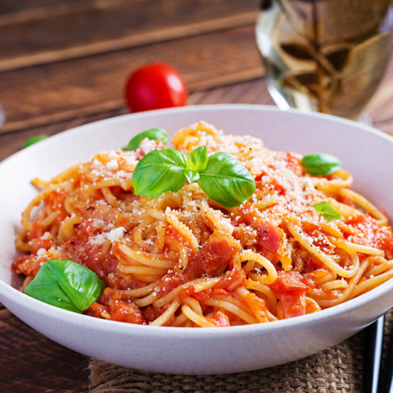 Napravite nikad ukusnije špagete sa paradajz sosom! Sve se pravi u samo JEDNOJ posudi, pa nećete brinuti ni o pranju sudova (VIDEO)
