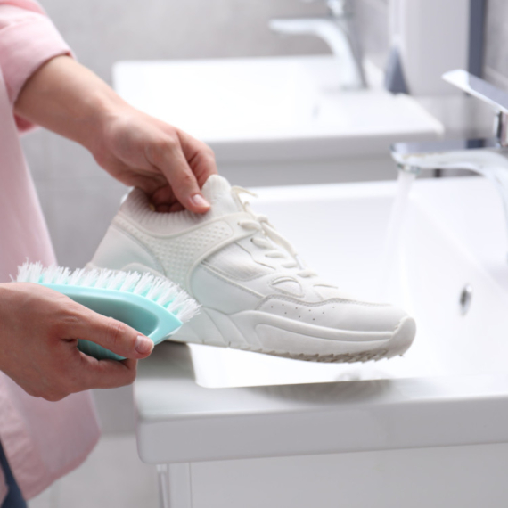 Za bele patike i cipele od prevrnute kože! Ovo sigurno imate u kupatilu, a rešava problem prljave obuće!