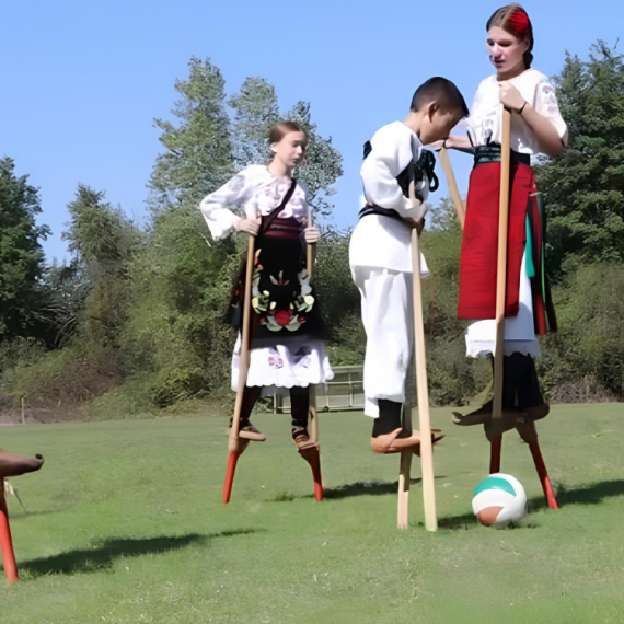 Meštani sela Voluja imaju neobičnu tradiciju - oni igraju folklor i fudbal na štulama (VIDEO)