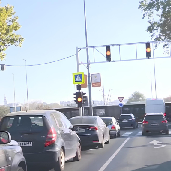 Vozili smo se KRUŽNIM TOKOM kod Ušća i to TOKOM 'JUTARNJEG ŠPICA' i saznali da li postavljeni semafori imaju smisla! (VIDEO)