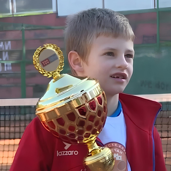 Dušan ima samo 7 godina i već je teniski šampion! Novak mu je UZOR, a ima jednu VELIKU ŽELJU... (VIDEO)