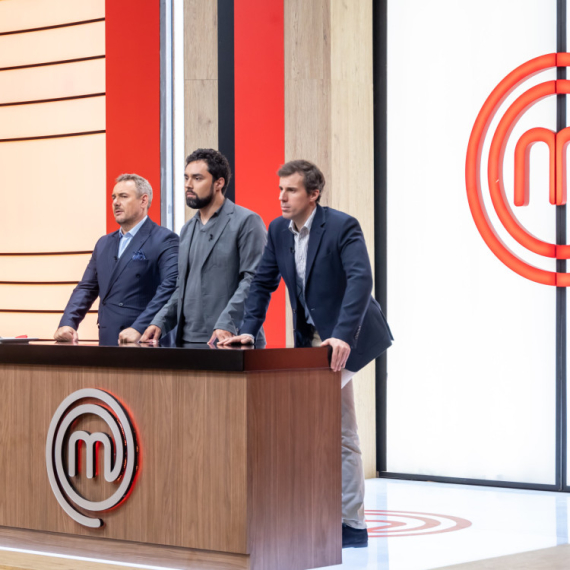 MasterChef Srbija - Petak, 8. novembar - Takmičari kuvaju u paru, ali kao PROTIVNICI! Prave čizkejk i to na različite načine...