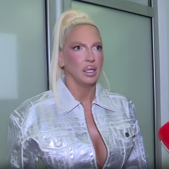 Šta to Jelena Karleuša ZAHTEVA DA SE NALAZI NA BINI tokom njenog nastupa? "Ja mnogo igram dok pevam...“ (VIDEO)