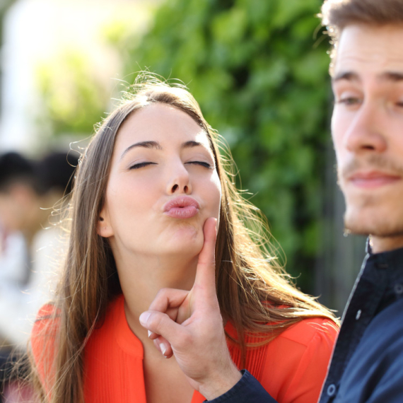 Ukoliko žena ima neke od ovih 12 osobina, najbolje bi bilo da je zaobiđete u širokom luku