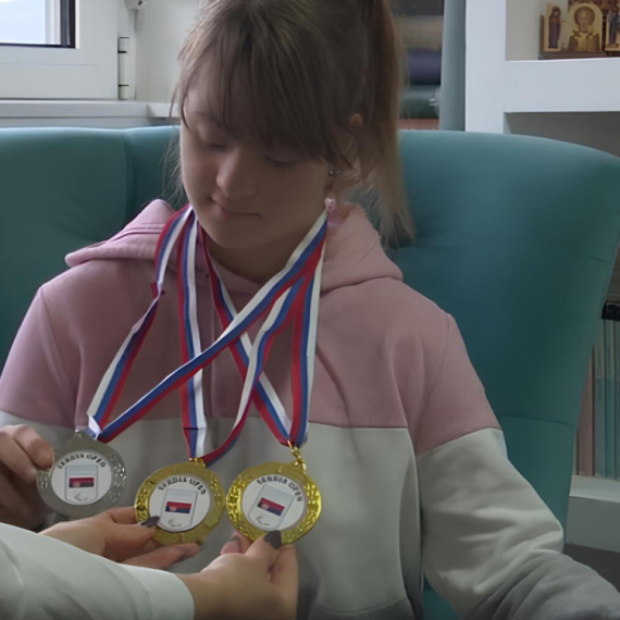 Prvi put je učestvovala na Međunarodnom PARAPLIVAČKOM mitingu i ODMAH UZELA TRI MEDALJE! Upoznajte Đurđu koja je trenirala i fudbal i jahanje... (VIDEO)