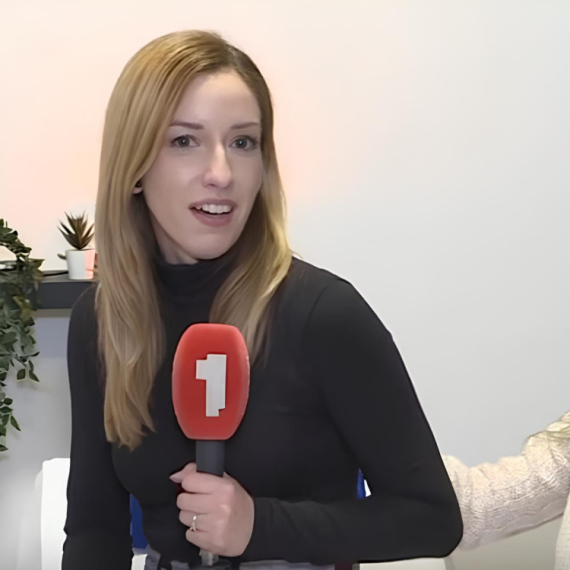 Darija je otvorila SALON ZA ČEŠKANJE, a naša reporterka je odmah otišla da isproba tretman: “Ovaj dan na poslu ću pamtiti!” (VIDEO)