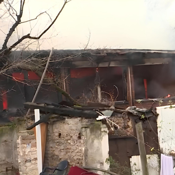 Veliki požar na Adi Ciganliji: Vatra i dim su na sve strane, ljudi u pidžamama izlaze