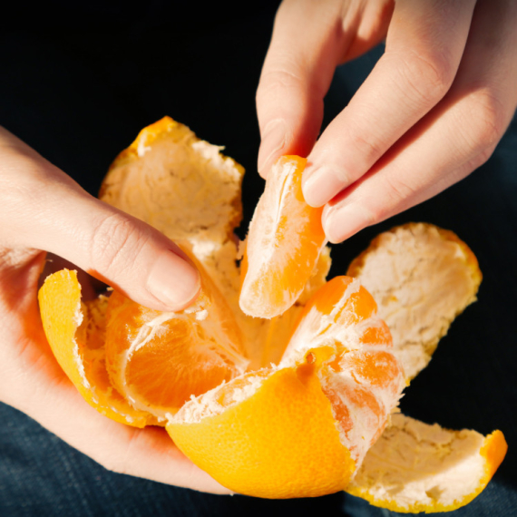 Bacate KORE OD MANDARINE? Kada vidite KOLIKO su korisne, prestaćete to da radite