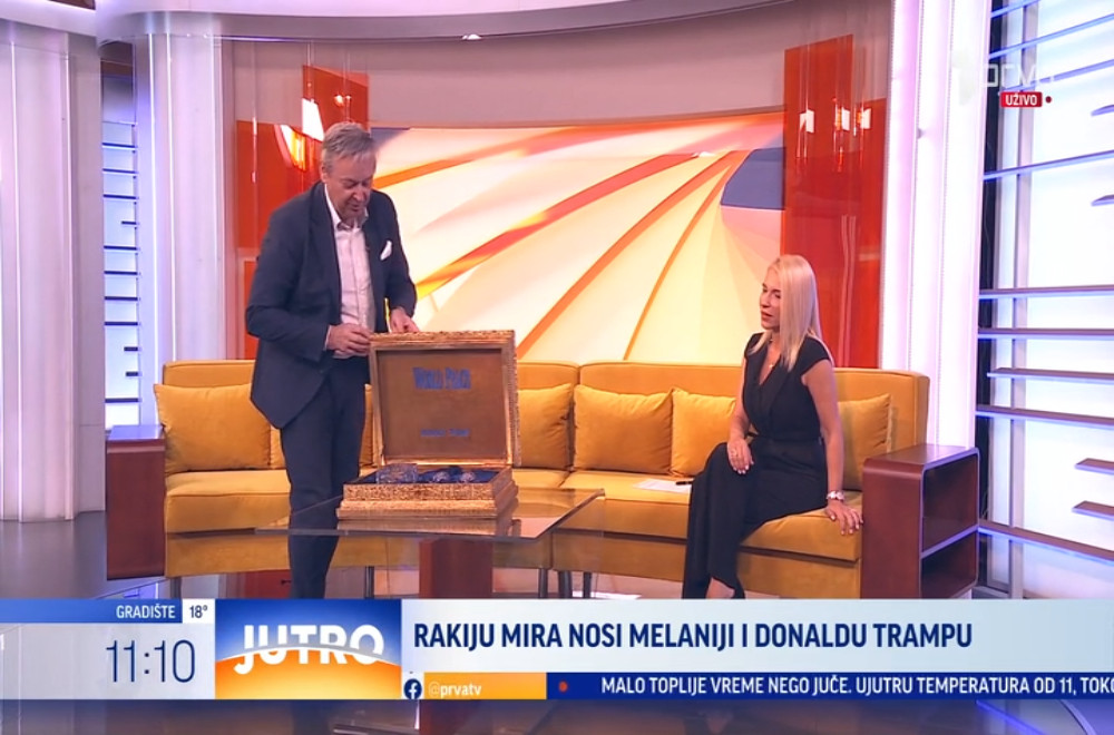 Automobilista Matjaz Tomlje donosi piće mira Melaniji i Donaldu Trampu