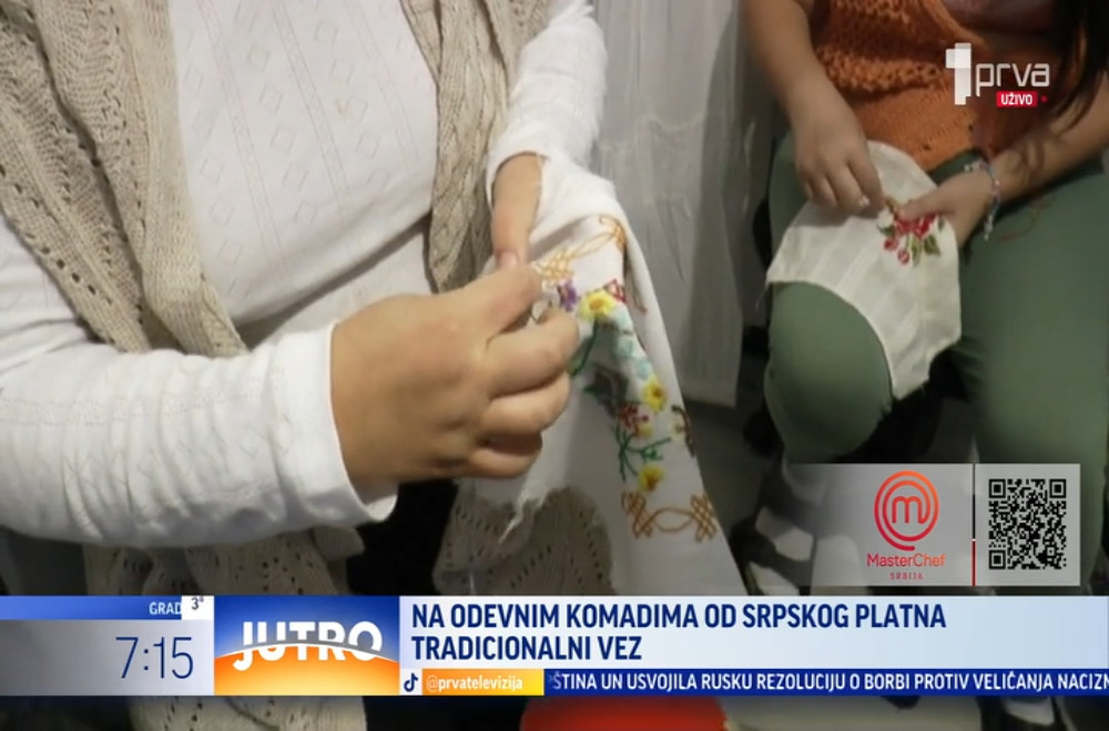 Sestre Ana i Maja rade tradicionalni vez na srpskom platnu: Koji motivi krase košulje, haljine i druge odevne predmete?