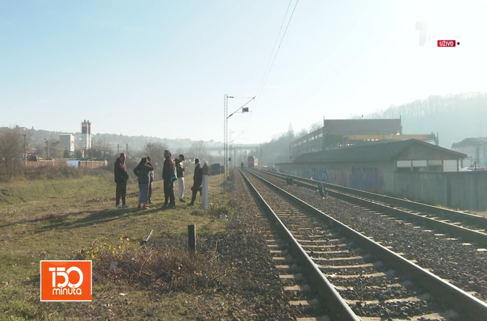 Teška saobraćajna nesreća na putnom prelazu u Rakovici: Nastradao muškarac, dete teško povređeno