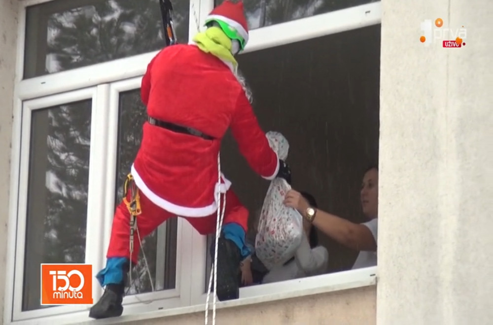 Obučeni kao Deda Mrazovi, humani ljudi delili bolesnoj deci poklone